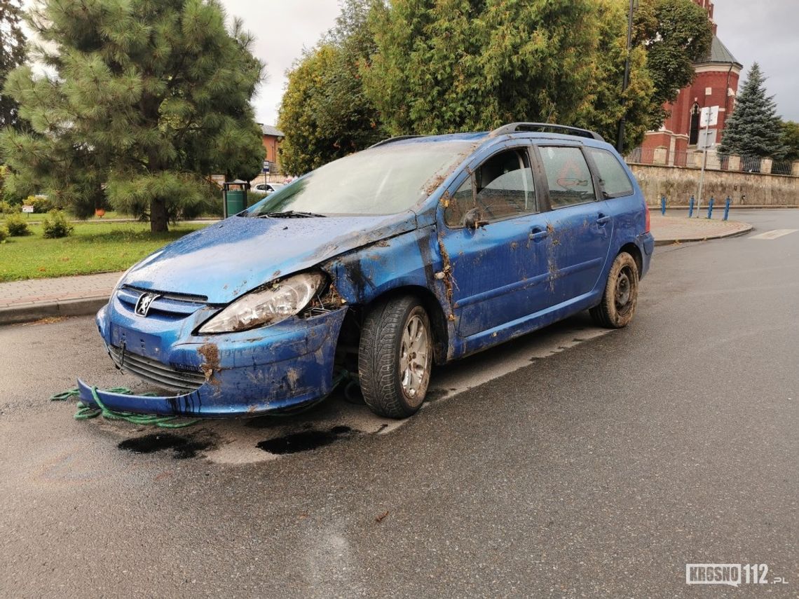 Policjanci wyjaśniają tajemniczą kolizję Peugeota w Korczynie