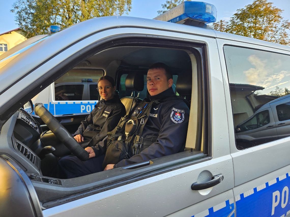 Policjanci wyważyli drzwi i uratowali dwóch mężczyzn z płonącego mieszkania Policjanci wyważyli drzwi i uratowali dwóch mężczyzn z płonącego mieszkania