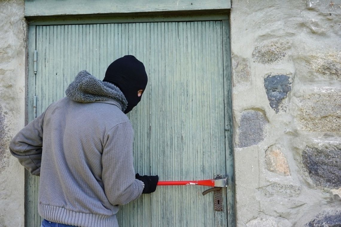 Policjanci z Jedlicza zatrzymali włamywacza do sklepu spożywczego
