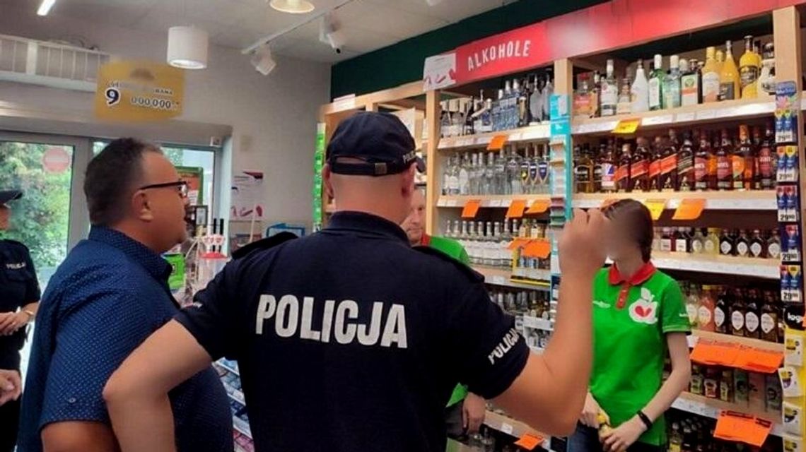 Policjanci z urzędnikami sprawdzają miejsca sprzedaży alkoholi