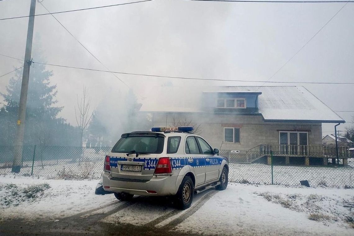 Policjanci zapobiegli tragedii – pożar sadzy w kominie w jednym z domów w Dydni