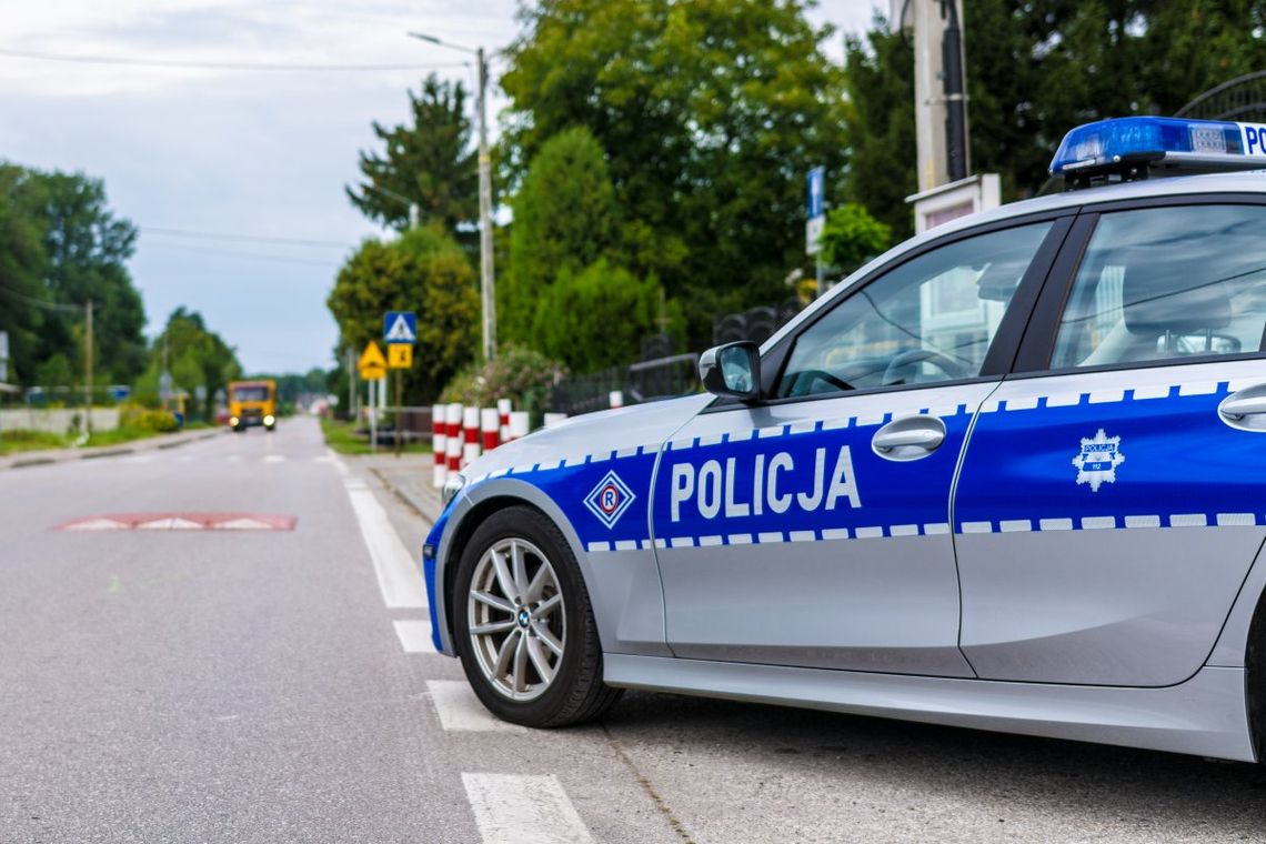Policjanci zatrzymali do kontroli pędzącą skodę. Po chwili ją eskortowali