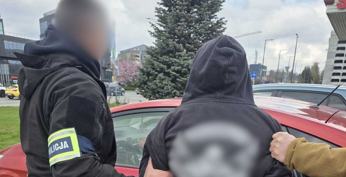 Policjanci zatrzymali „odbieraka”. Seniorka straciła oszczędności życia Policjanci zatrzymali „odbieraka”. Seniorka straciła oszczędności życia