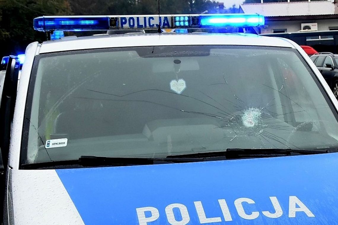 Policjant ranny, po tym jak 40-latek rzucił kamieniami w radiowóz