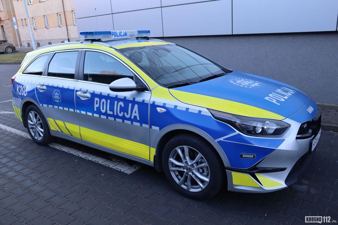 Policyjna eskorta samochodu do szpitala. W środku rodząca kobieta