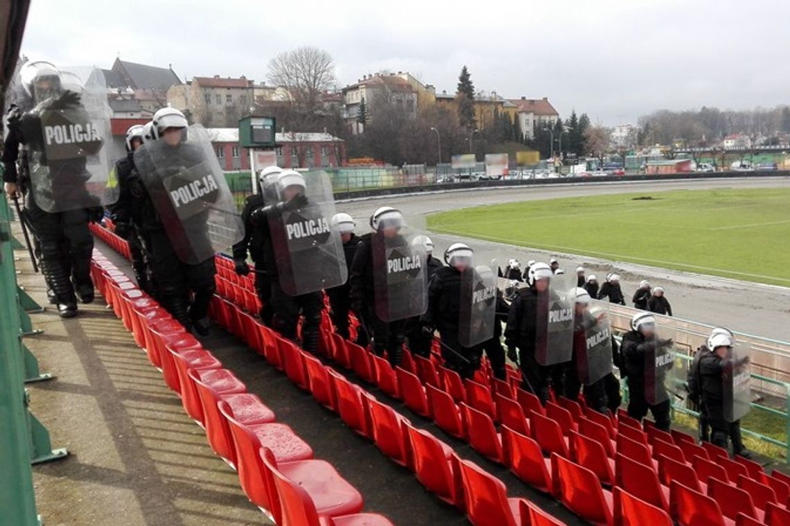 Policyjne ćwiczenia na stadionie Karpat Krosno