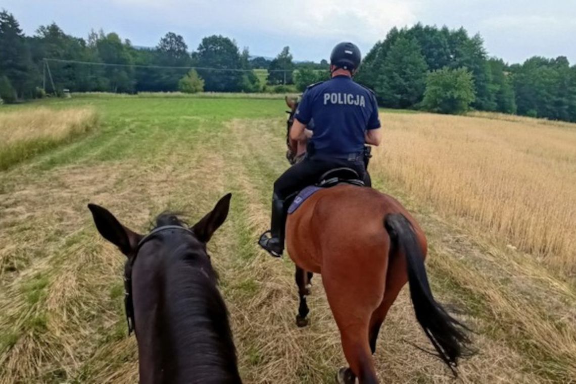 Policyjne patrole konne w gminie Korczyna. Mundurowi zatrzymali dwóch motocyklistów
