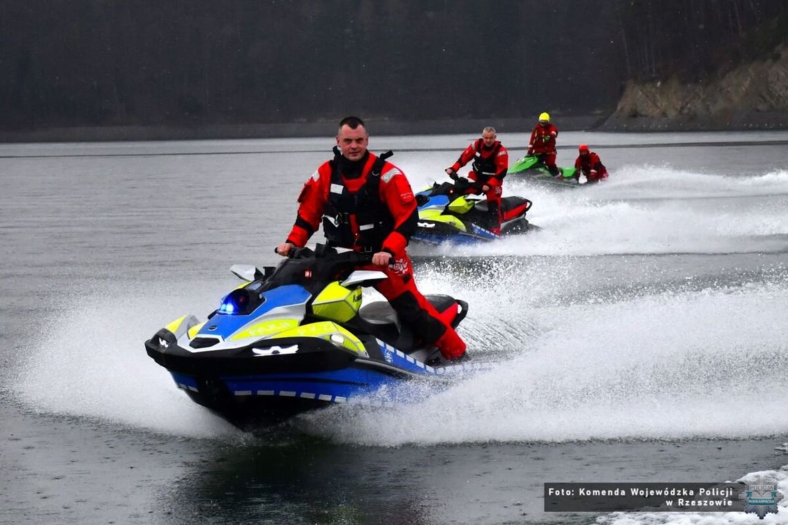 Policyjne wodne skutery na Jeziorze Solińskim [ZDJĘCIA, WIDEO]