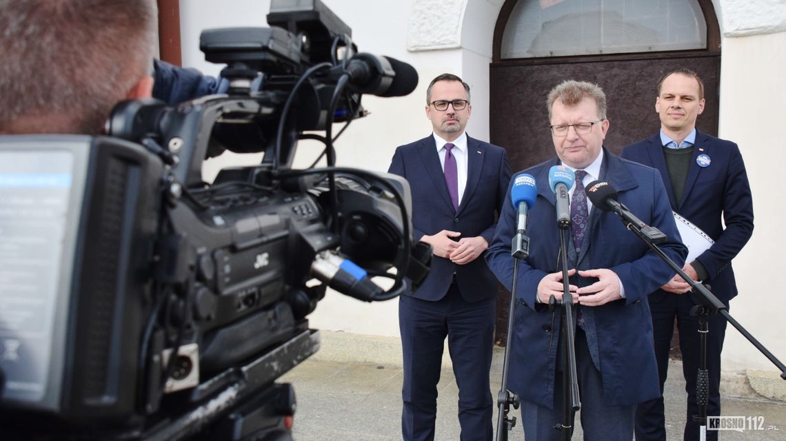 Politycy PiS mówili w Krośnie o inwestycjach kolejowych. Co z dworcem w Krośnie?