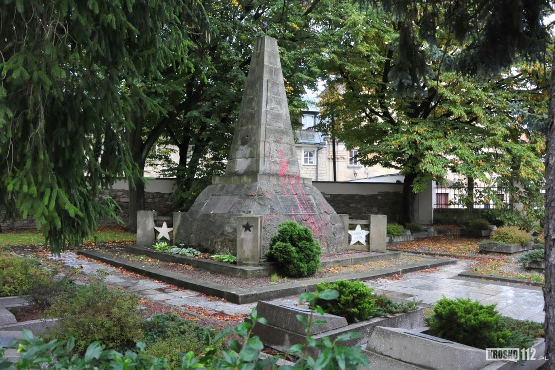 Pomnik "wdzięczności" przy Placu Konstytucji 3 Maja wciąż stoi. Zniknie z przestrzeni Krosna?