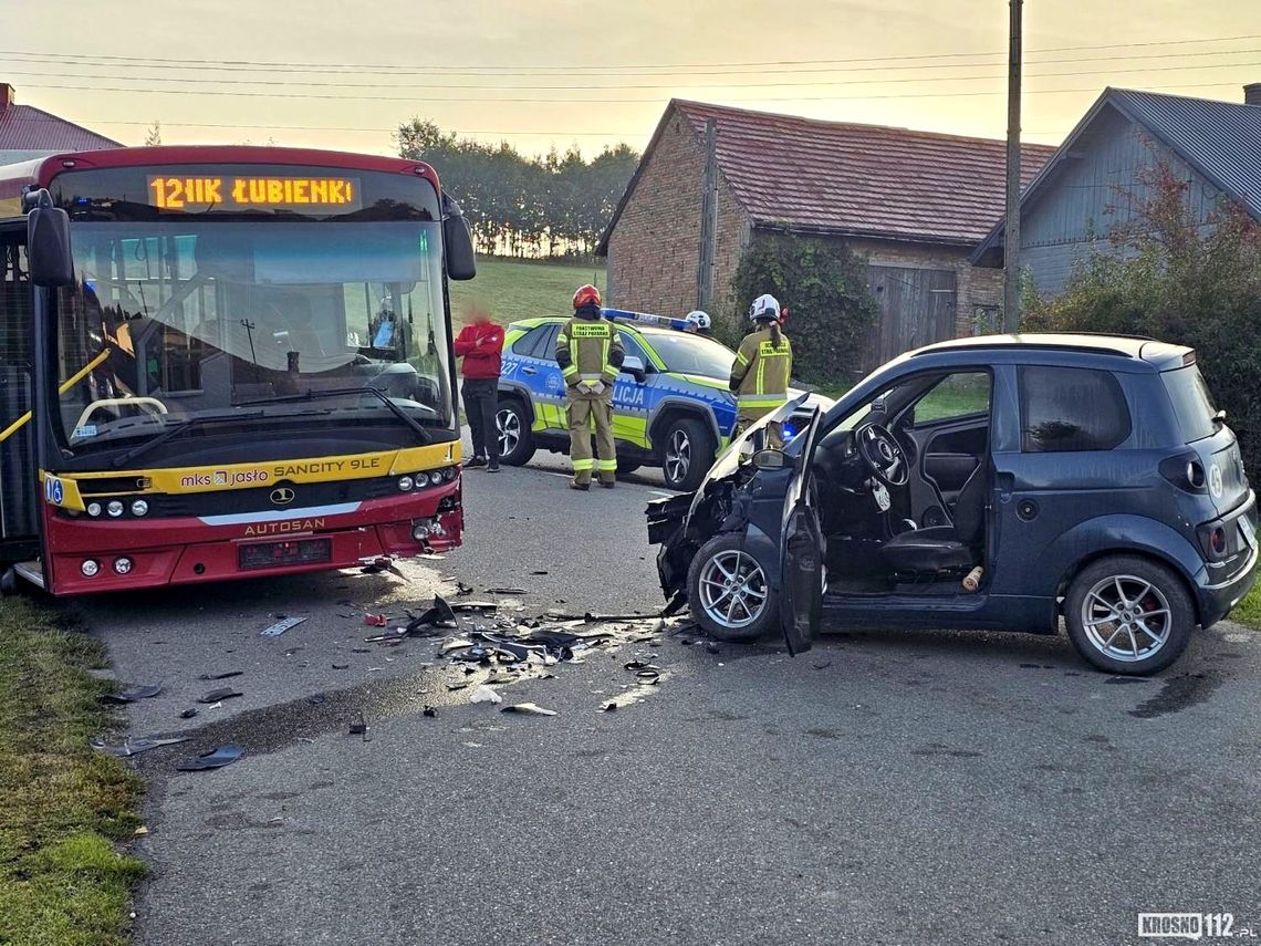 Poranne zderzenie Multicara i kursowego autobusu w Łubienku Poranne zderzenie Multicara i kursowego autobusu w Łubienku
