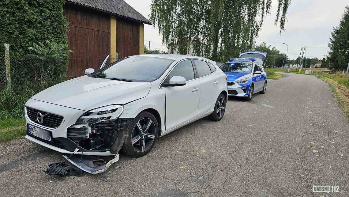 Poręby. 18-letni kierujący motorowerem zderzył się z Volvo