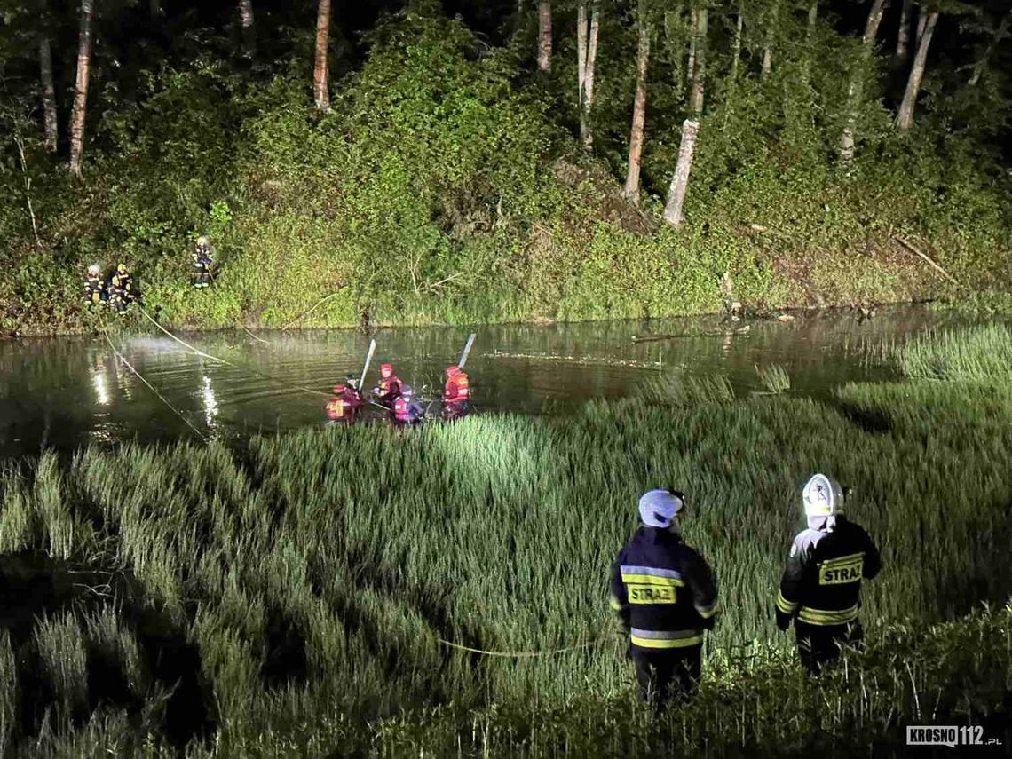 Porzucone wędki nad wodą. Służby przeszukują staw na granicy Jedlicza i Potakówki
