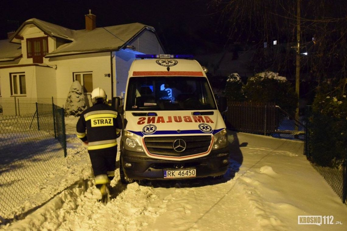 POSADA GÓRNA: Strażacy wyciągnęli karetkę z zaspy