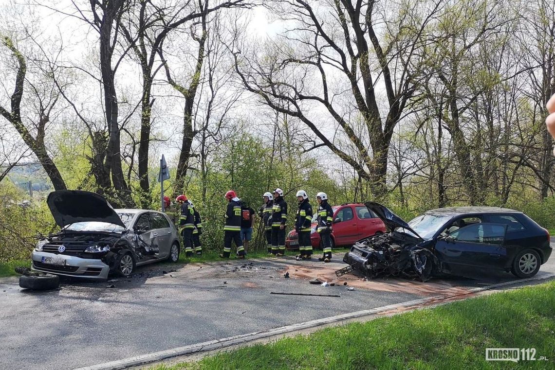 ? Posada Górna. Zderzenie trzech samochodów na łuku drogi