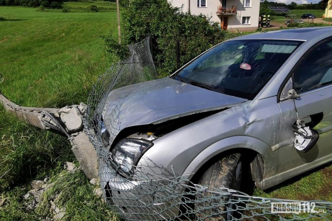 POSADA JAŚLISKA: Samochód osobowy uderzył w słup telefoniczny