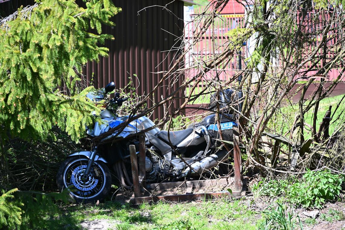 Pościg policyjny za BMW zakończony wypadkiem. Ranna postronna kobieta