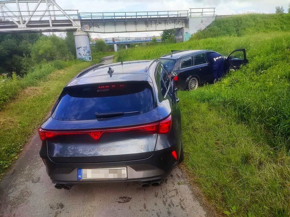 Pościg za Audi. Pasażer wyrzucał narkotyki przez okno Pościg za Audi. Pasażer wyrzucał narkotyki przez okno