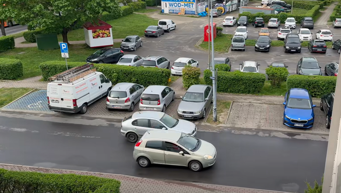 Pościg za Seatem po krośnieńskich ulicach. Uciekający doprowadził do kolizji z Renault [WIDEO]