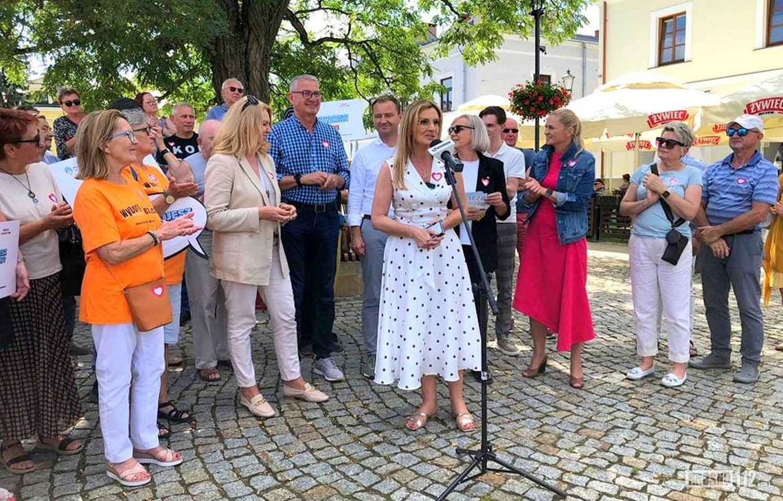Posłowie opozycji na rynku w Krośnie: "Przypilnuj wyborów!"
