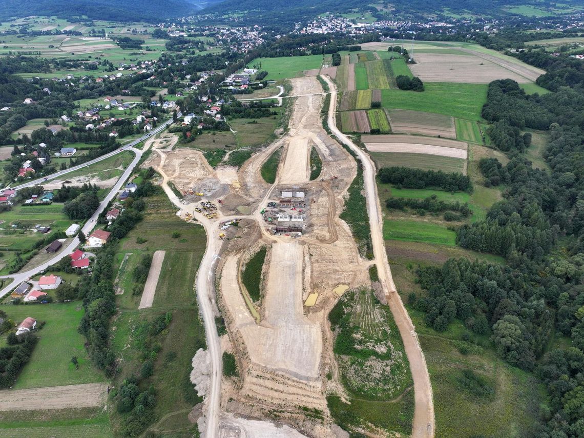 Postęp prac na budowie S19 od Iskrzyni do Dukli. Coraz bliżej asfaltowania [ZDJĘCIA Z DRONA]