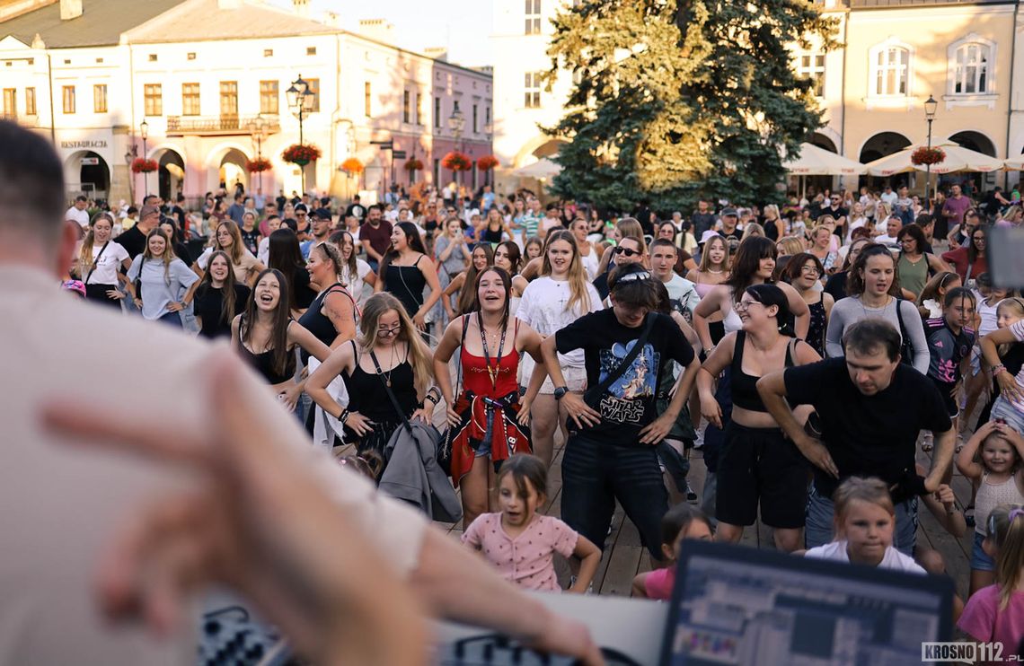 Rekordowa frekwencja na tanecznej fali. Środowa potańcówka rozkręciła Krosno [ZDJĘCIA]