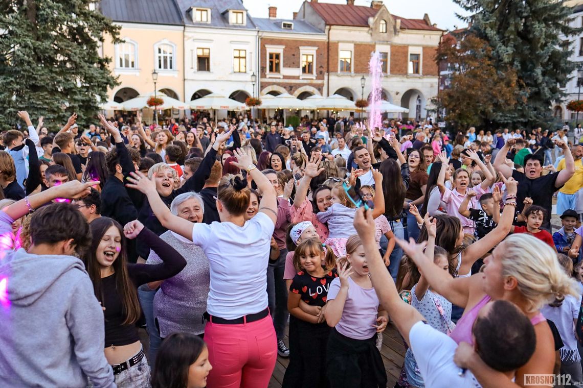 Potańcówki na Rynku w Krośnie to hit tegorocznego lata [ZDJĘCIA, WIDEO]