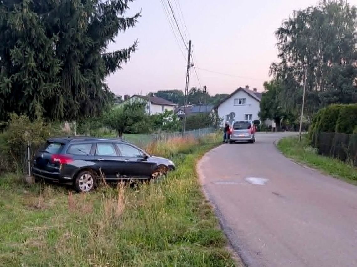 Potok. 32-latka wjechała Citroenem do rowu. Pijany 35-latek próbował nim wyjechać Potok. 32-latka wjechała Citroenem do rowu. Pijany 35-latek próbował nim wyjechać