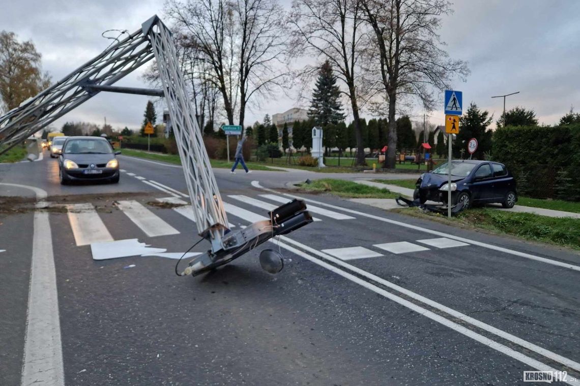 Potok. Samochód osobowy uderzył w sygnalizator świetlny [AKTUALIZACJA]