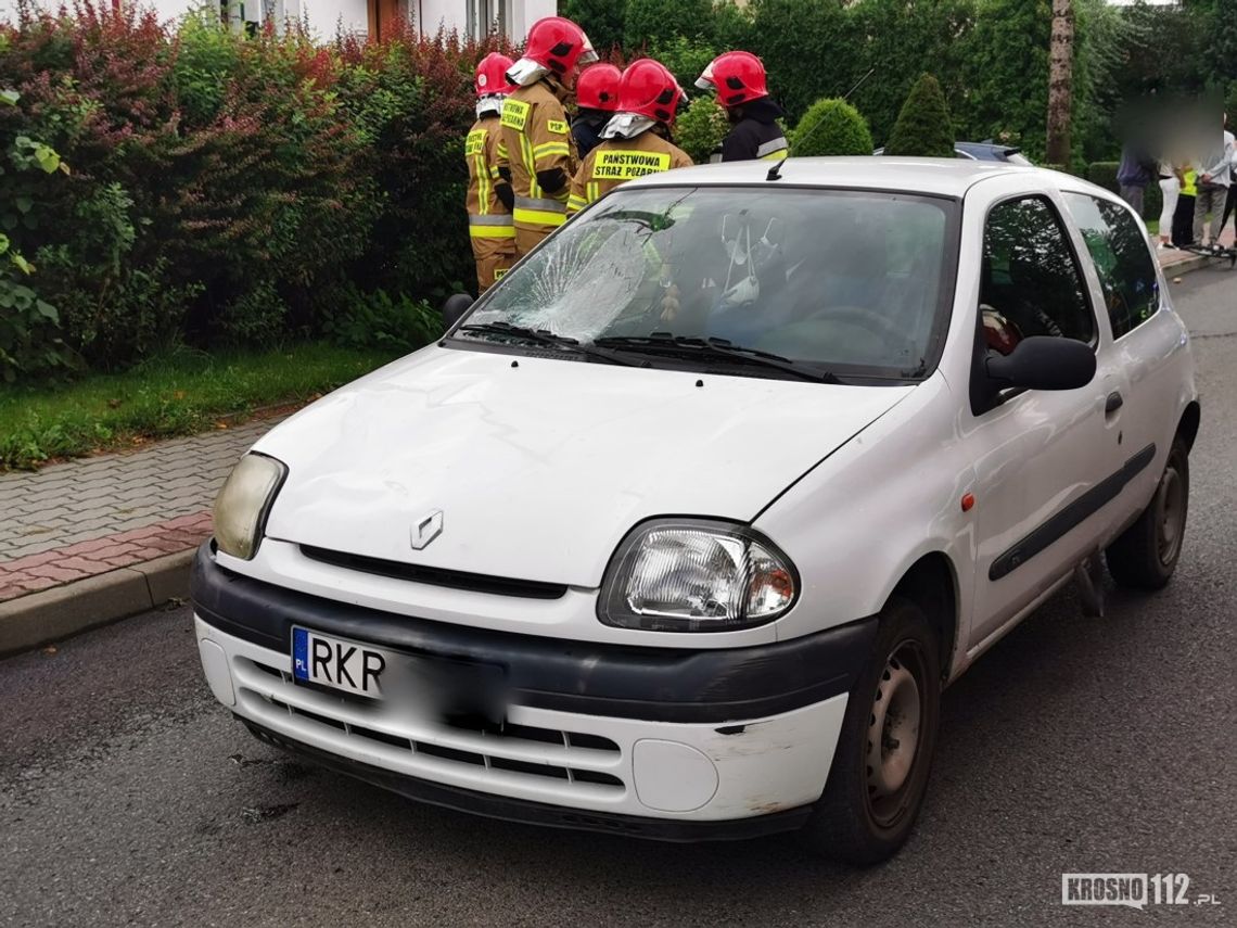 Potrącenie pieszej na ulicy Brzozowej w Jedliczu. W ciężkim stanie trafiła do szpitala