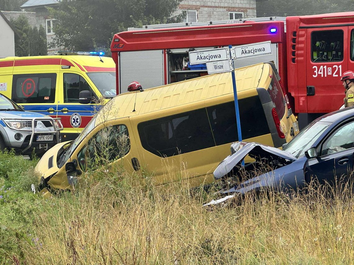 Poważne zdarzenie drogowe na granicy Krosna i Korczyny. 6 osób rannych