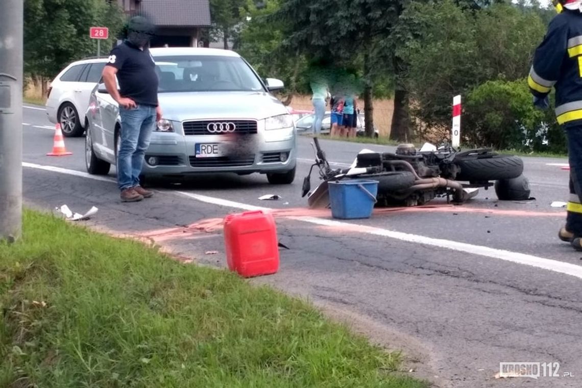 Poważne zderzenie motocyklisty z osobówką na DK28