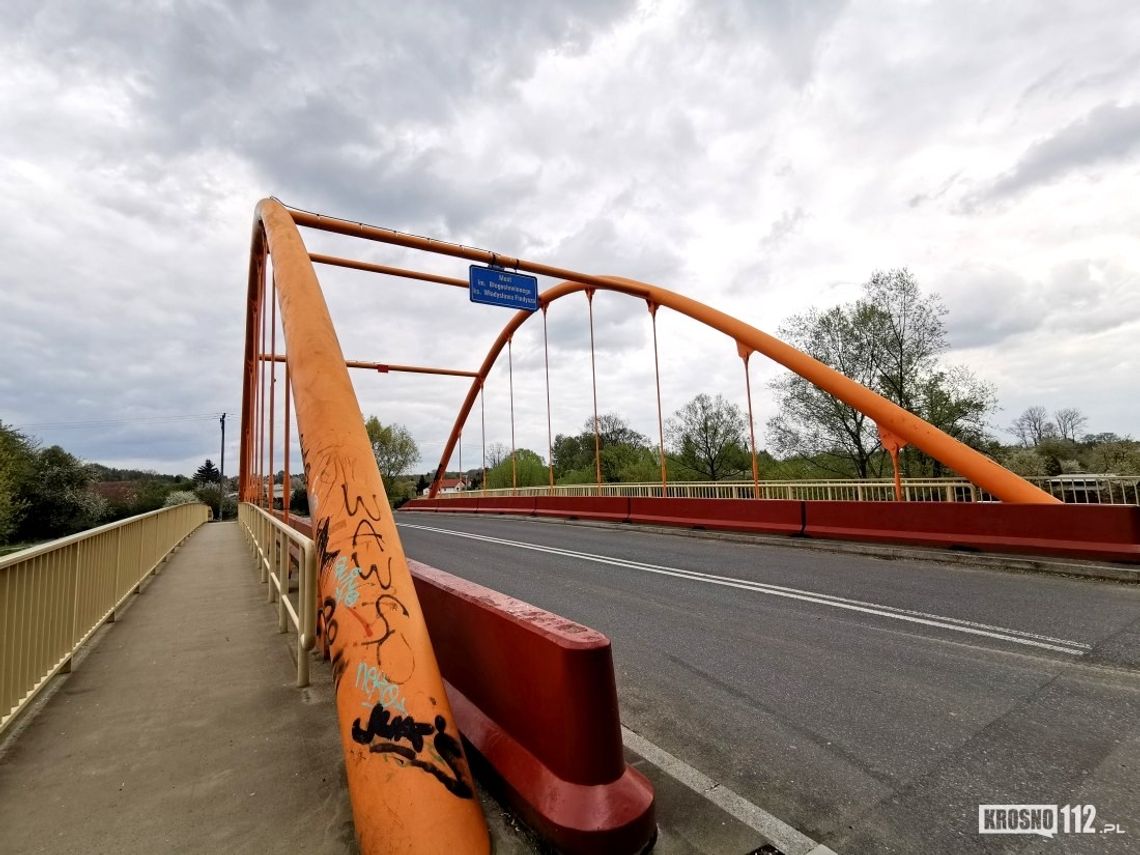 Poważny stan wędkarza, który niefortunnie wpadł do Wisłoka przy pomarańczowym moście