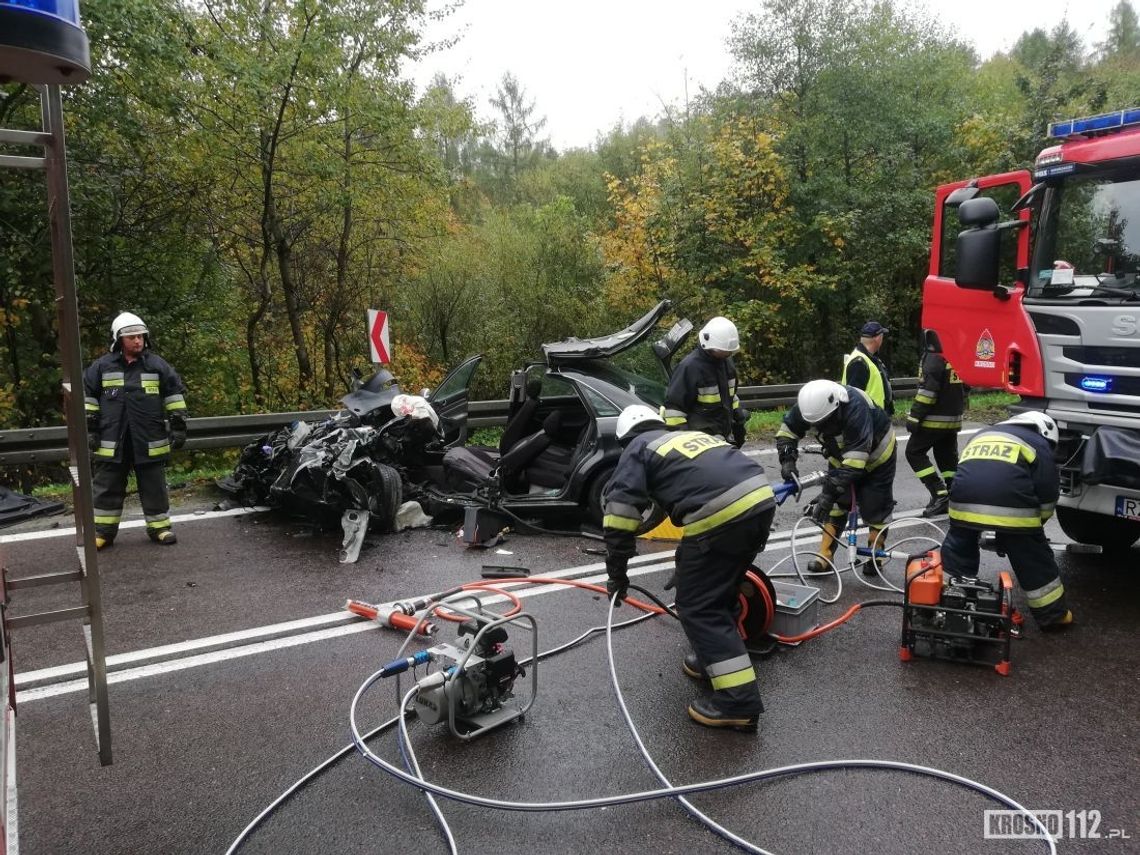 Poważny wypadek w Komborni. Samochód osobowy zderzył się z TIRem