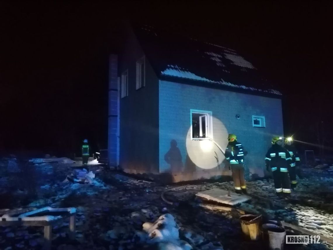 Pożar budynku w Cergowej. Strażacy w akcji