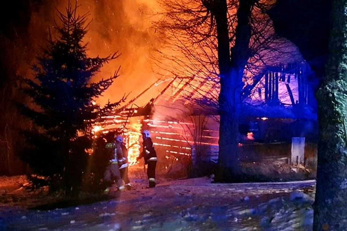 Pożar budynku w Orzechówce. W akcji gaśniczej kilkudziesięciu strażaków