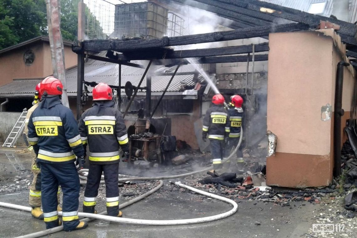 Pożar budynku w Puławach. Zagrożony budynek mieszkalny