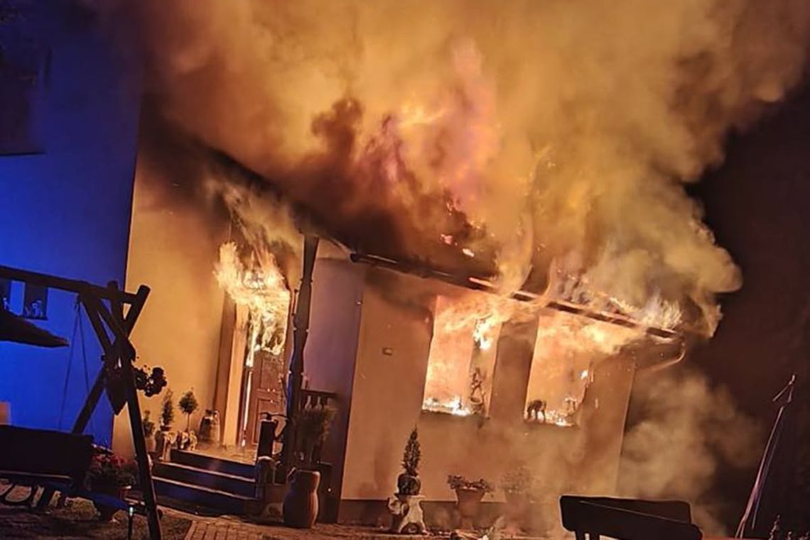Pożar domu w Bieszczadach. Straż Graniczna ewakuowała dwie osoby, akcja trwała wiele godzin