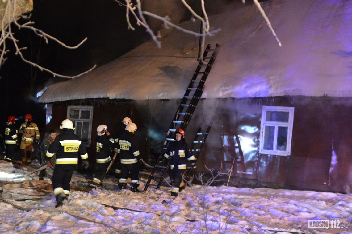 Pożar domu w Żeglcach. Starsza kobieta potrzebowała pomocy medyków