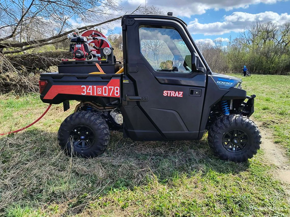 Pożar drzewa przy Wyszyńskiego. W akcji UTV z JRG Krosno Pożar drzewa przy Wyszyńskiego. W akcji UTV z JRG Krosno