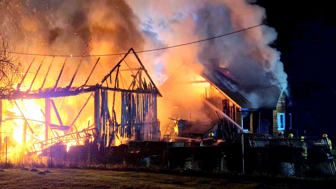 Pożar dwóch budynków w Komańczy. W akcji kilkudziesięciu strażaków