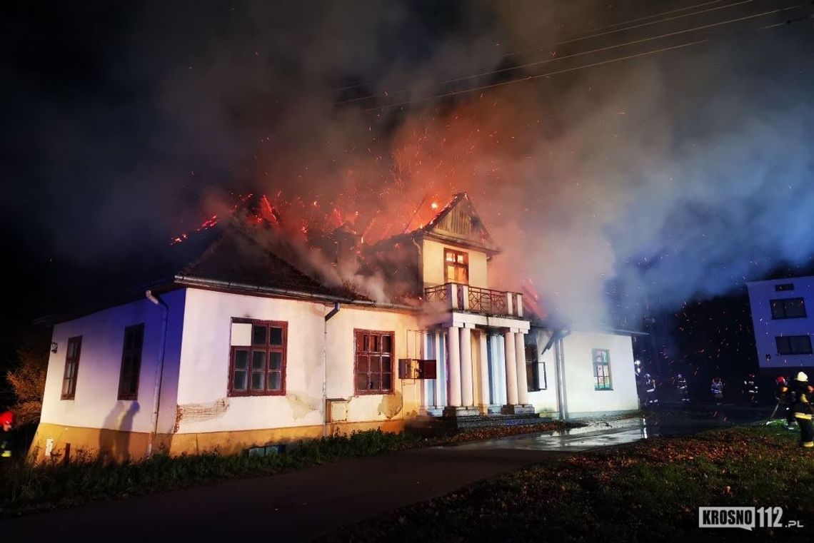 Pożar dworu w Kobylanach. Sprawca nieuchwytny. Prokuratura umarza śledztwo