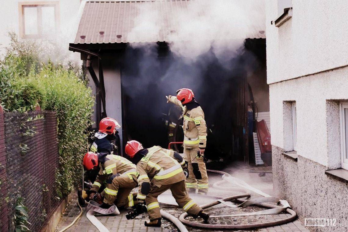 Pożar garażu na ul. Bursaki w Krośnie. Jedna osoba potrzebowała pomocy medycznej [AKTUALIZACJA]