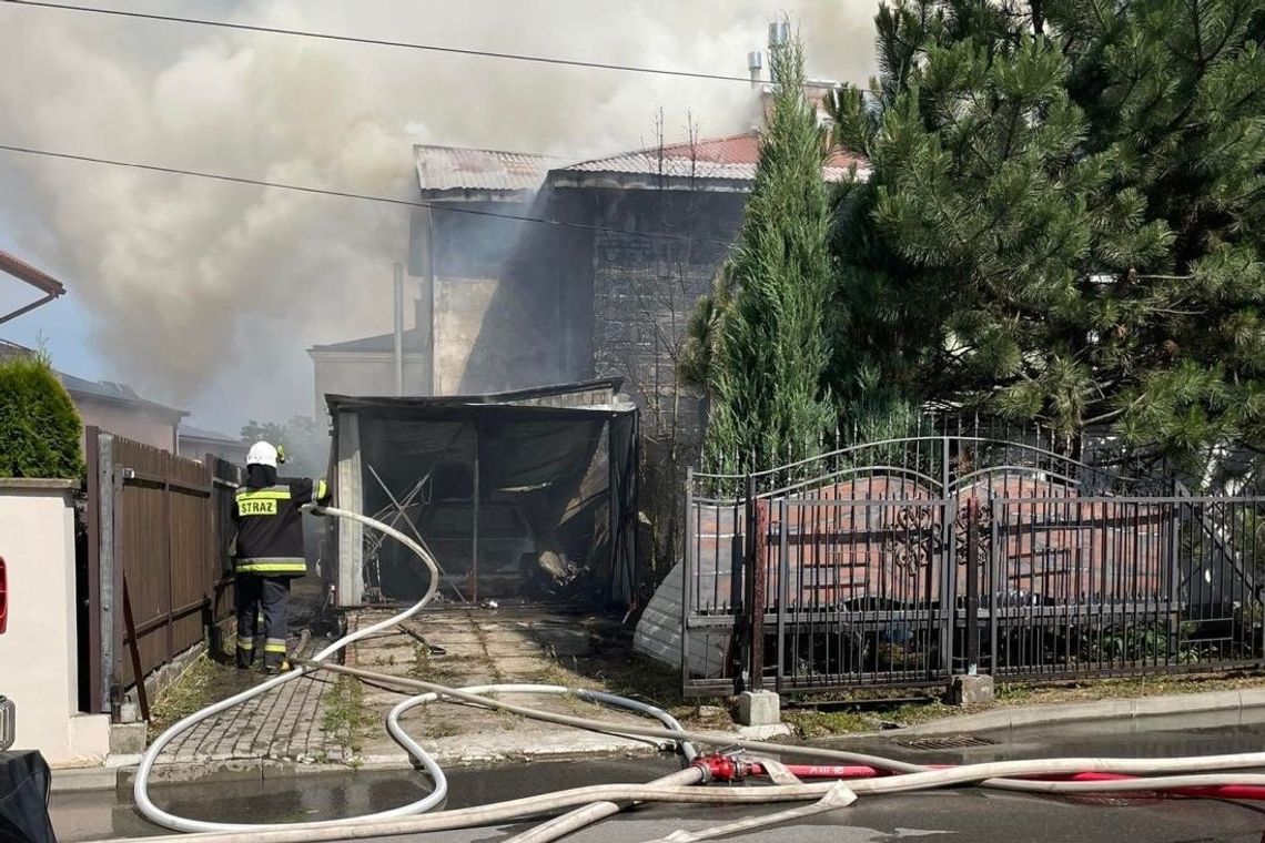 ? Pożar garażu na ul. Spokojnej w Krośnie. Ogień przedostał się na budynek mieszkalny [AKTUALIZACJA]