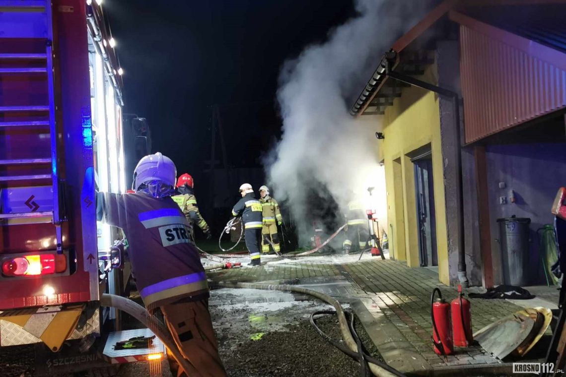 Pożar garażu w Moderówce. Wewnątrz samochód z instalacją LPG