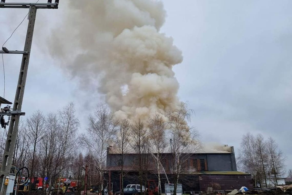 Pożar hali pod Jasłem. Na miejscu są też strażacy z Krosna [AKTUALIZACJA 2]