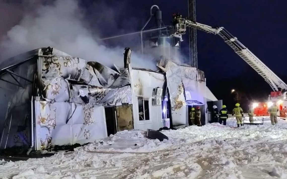 Pożar hali produkcyjnej pod Sanokiem. Na miejscu ponad 60-ciu strażaków