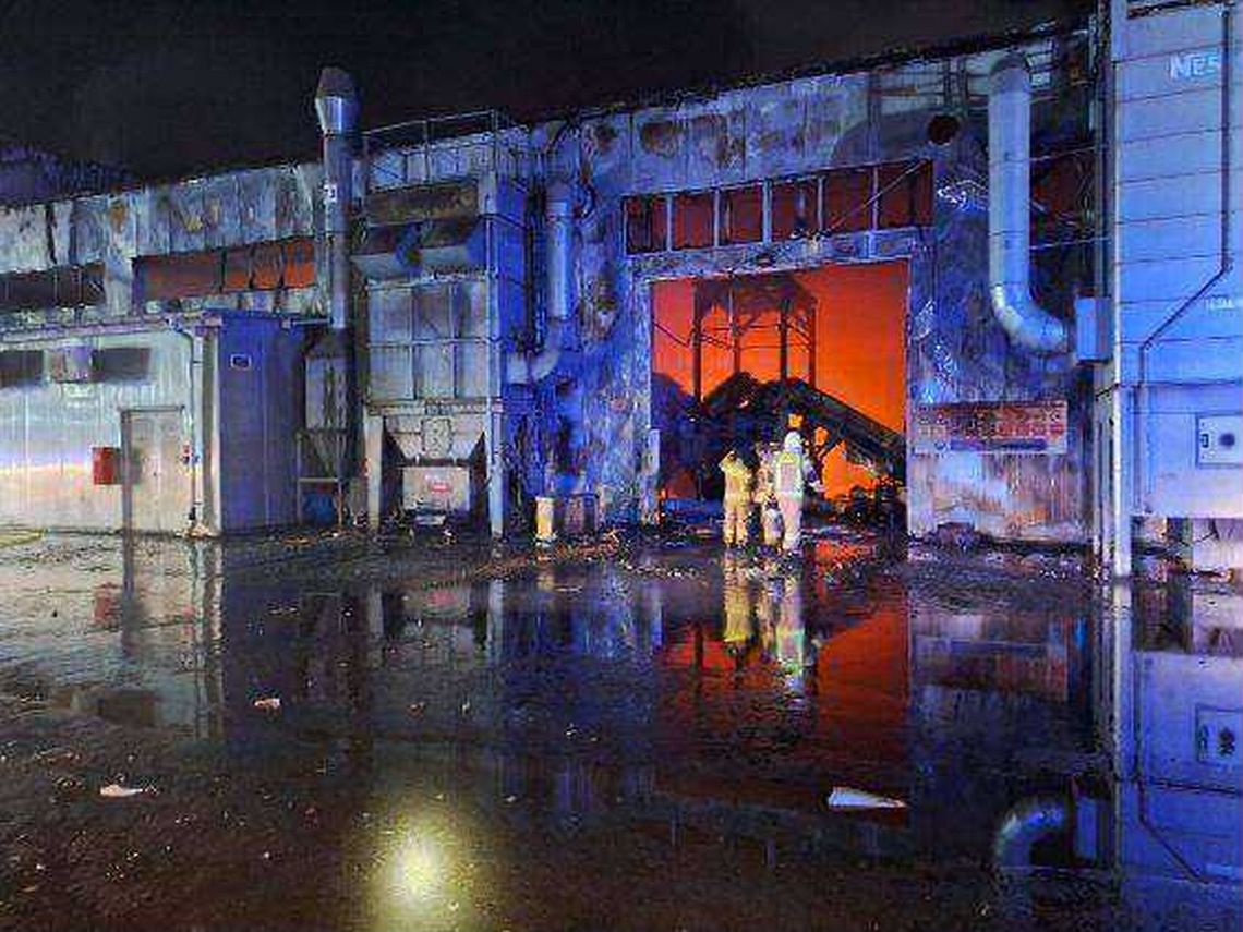 Pożar hali z materiałami łatwopalnymi w Stalowej Woli. Około 150 strażaków w akcji Pożar hali z materiałami łatwopalnymi w Stalowej Woli. Około 150 strażaków w akcji