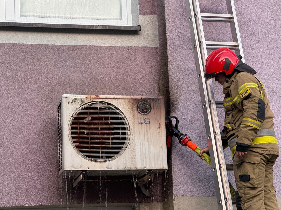 Pożar klimatyzatora na elewacji szpitala.