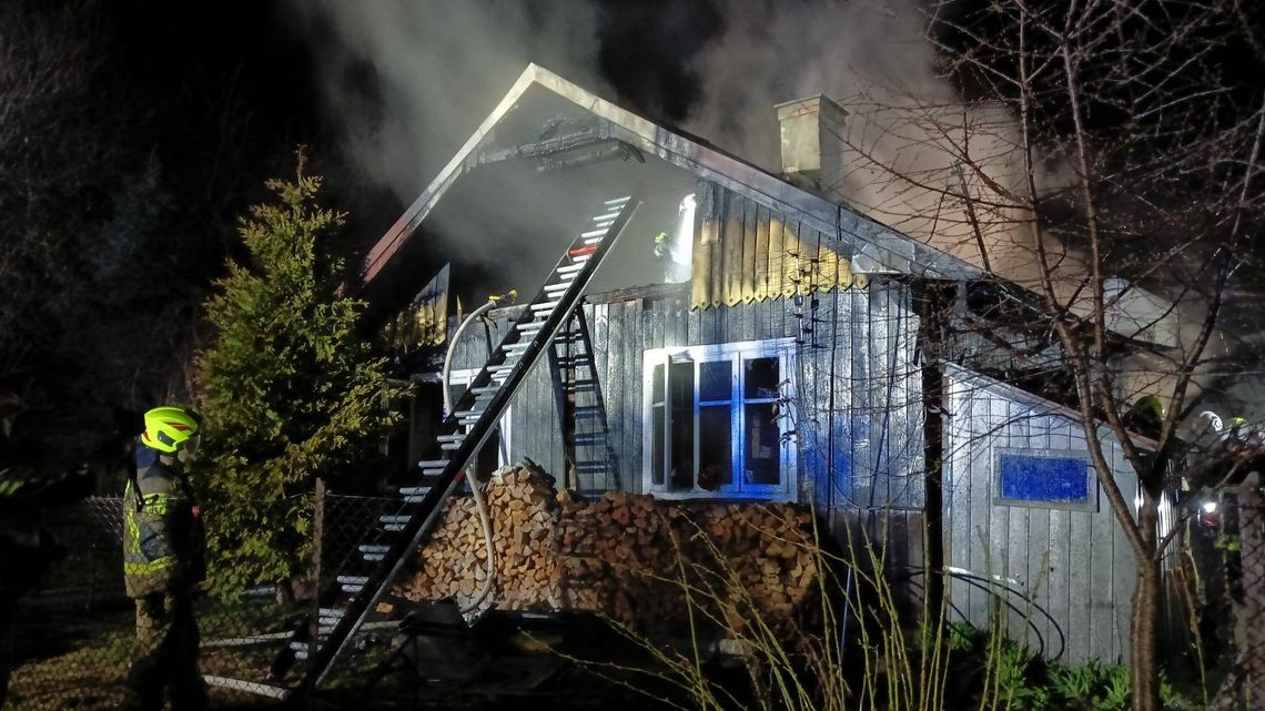 Pożar kolejnego domu w powiecie strzyżowskim. W akcji liczne zastępy straży pożarnej Pożar kolejnego domu w powiecie strzyżowskim. W akcji liczne zastępy straży pożarnej